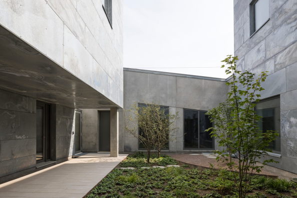 Menschlicher Mastab mit Pltzen und Straen.