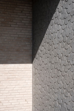 An den Betonw�nden gibt es ein kreisf�rmiges Muster...