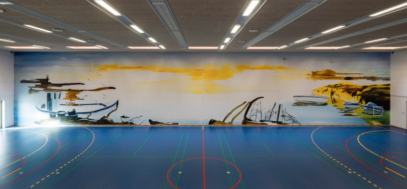 Sporthalle mit Wandgem�lde von John Koerne.