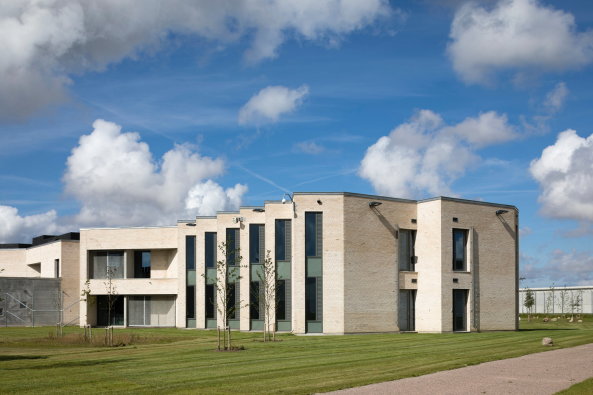 Die Zellen sind in hellen Backsteinbauten untergebracht.