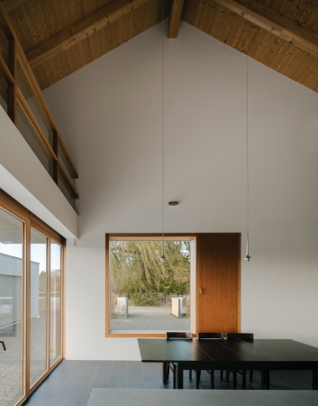 Groe, hohe Rume und breite Fensterfronten zum Garten.