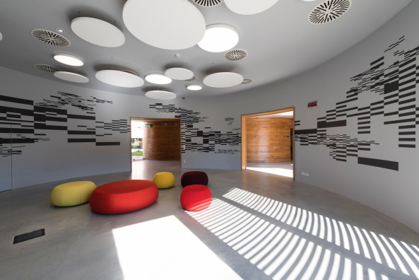 ... die ohne viele Fenster auskommen. Entworfen hat sie Mario Cucinella Architects.