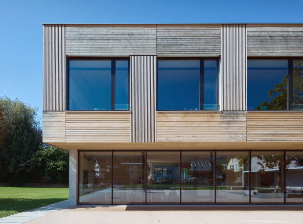 Holzfassade und Energieffizienz machen den �sterreichischen Volksschulbau von Dietrich Untertrifaller aus.