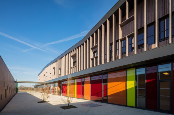 Knallbunt kommen Schule und Kindergarten von Ameller Dubois bei Paris daher...