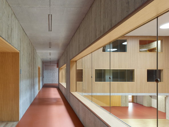 Im Inneren des Gymnsiums brachten Klumpp+Klumpp Sichtbeton und Holz zum Einsatz � wie in vielen Schulen in diesem Architekturjahr.