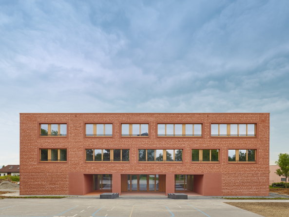 Klumpp+Klumpp w�hlten f�r das Gymnasium in Kusterdingen bei T�bungen ebenfalls Backstein als zeitlosen, best�ndigen Baustoff.