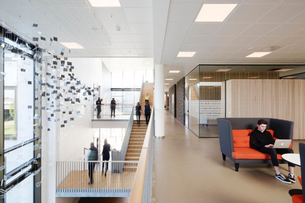 ... die von C.F. M�ller gestaltet wurde. Innen kommen, skandinavientypisch, gro�e Luftr�ume und helles Holz zum Einsatz.