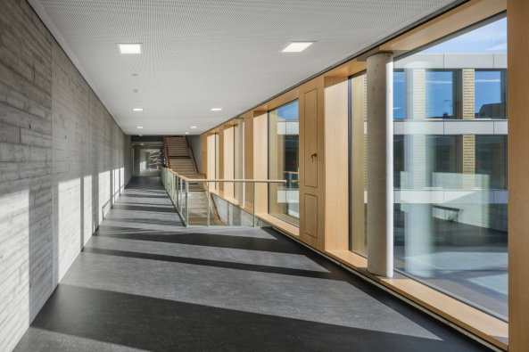 Zum Innenhof setzen Peck.Daam Architekten auf Holz und bodentiefe Fenster.