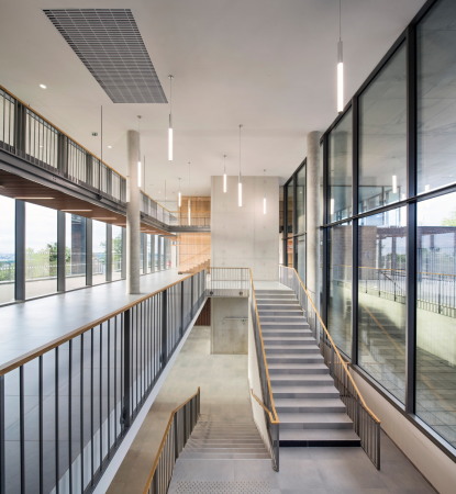 Die Glasfassade der Internationalen Oberschule wurde von Ateliers 2/3/4/ hinter das Betonraster versetzt.