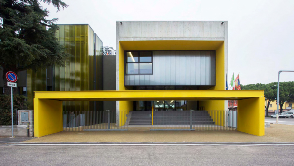 Giulia de Appolonia entwarf fr die norditalienische Schule nahe der Autobahn groe Formen, ein auskragendes Obergeschoss...