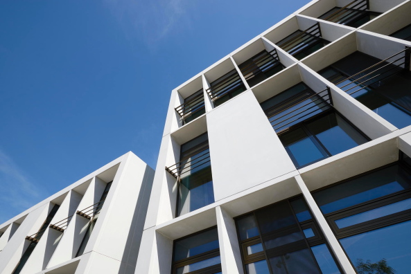 Ein gro�ma�st�bliches, eckiges Raster bestimmt die Fassade der Berufsschule in d�nischen Herning...