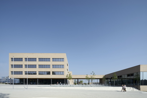 Geometrie nach dem Bauhaus-Vorbild entwarfen Schulz und Schulz in Regensburg.