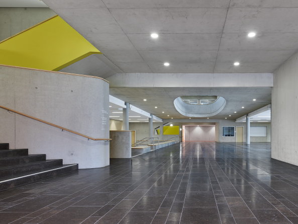 Lange, gro�e Flure weisen den Weg in die Klassenr�ume der Kobination aus Realschule und Fachoberschule in N�rnberg von Lederer Ragnarsd�ttir Oei.