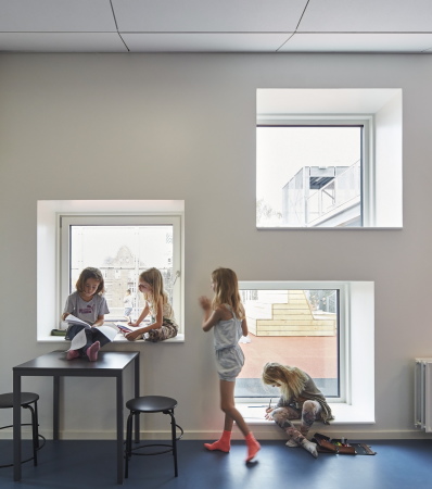Die Schule von Henning Larsen in Aarhus bietet innen viele Sitz-, Kletter- und Spielm�glichkeiten.
