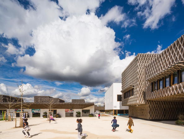 Vincent Parreira Atelier Architecture realisierten den Schulkomplex Louis de Vion im franz�sischen Mont�vrain...