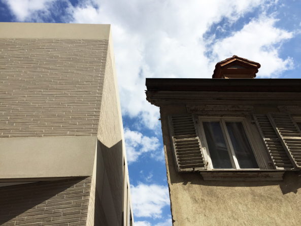 Peck.Daam realisierten in Bamberg ein Schulzentrum, das sich zur�ckhaltend in die bestehende Stra�enstruktur einf�gt.