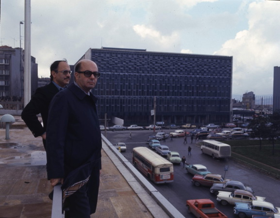 Hayati Tabanlioglu vor dem Atatrk Kltr Merkezi, Zustand 1977