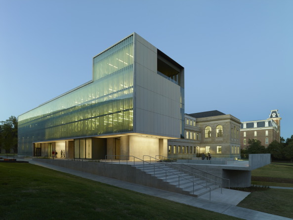 Vol Walker Hall + the Steven L. Anderson Design Center in Fayetteville, Arkansas von Marlon Blackwell Architects
