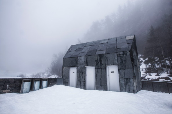 Norwegen, Skjervsfossen, Toilettenhaus, Fortunen AS, Natursteinfassade, Bergarchitektur
