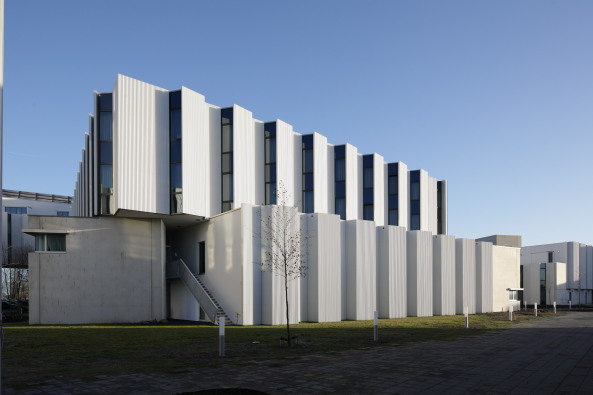 Ein Schlafsaal verbirgt sich hinter dem in wei� gehaltenem Geb�udeteil.