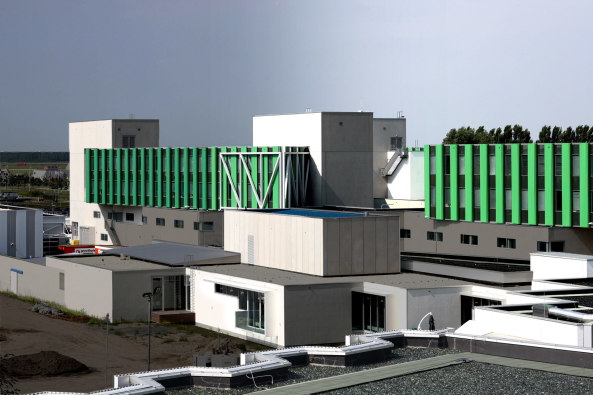 Der Komplex erinnert an ein aus Baukltzen zusammengesetztes Gebude, im Vordergrund die Betriebskantine.