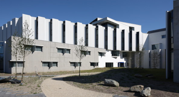 Abgeschirmte Fenster kennzeichnen den Schlaf-Trakt von au�en.