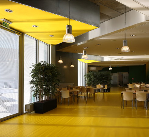 Knallig gelb ist der Innenraum der Kantine gestaltet.