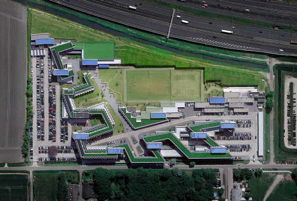 Die Welt von oben betrachtet: Die in groen Zacken verlaufende Struktur bildet einen Blockrand mit grnem Innenhof, begrenzt vom Flughafenzubringer.