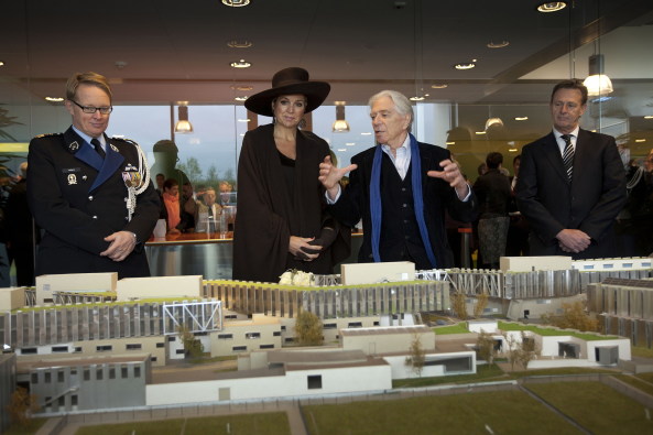 Zvi Hecker informiert Knigin Mxima ber das Projekt am Amsterdamer Flughafen.