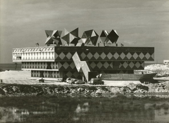 Damit wurde Zvi Hecker in den 60ern bekannt: Rathaus in Bat Yam (1961-63) ...