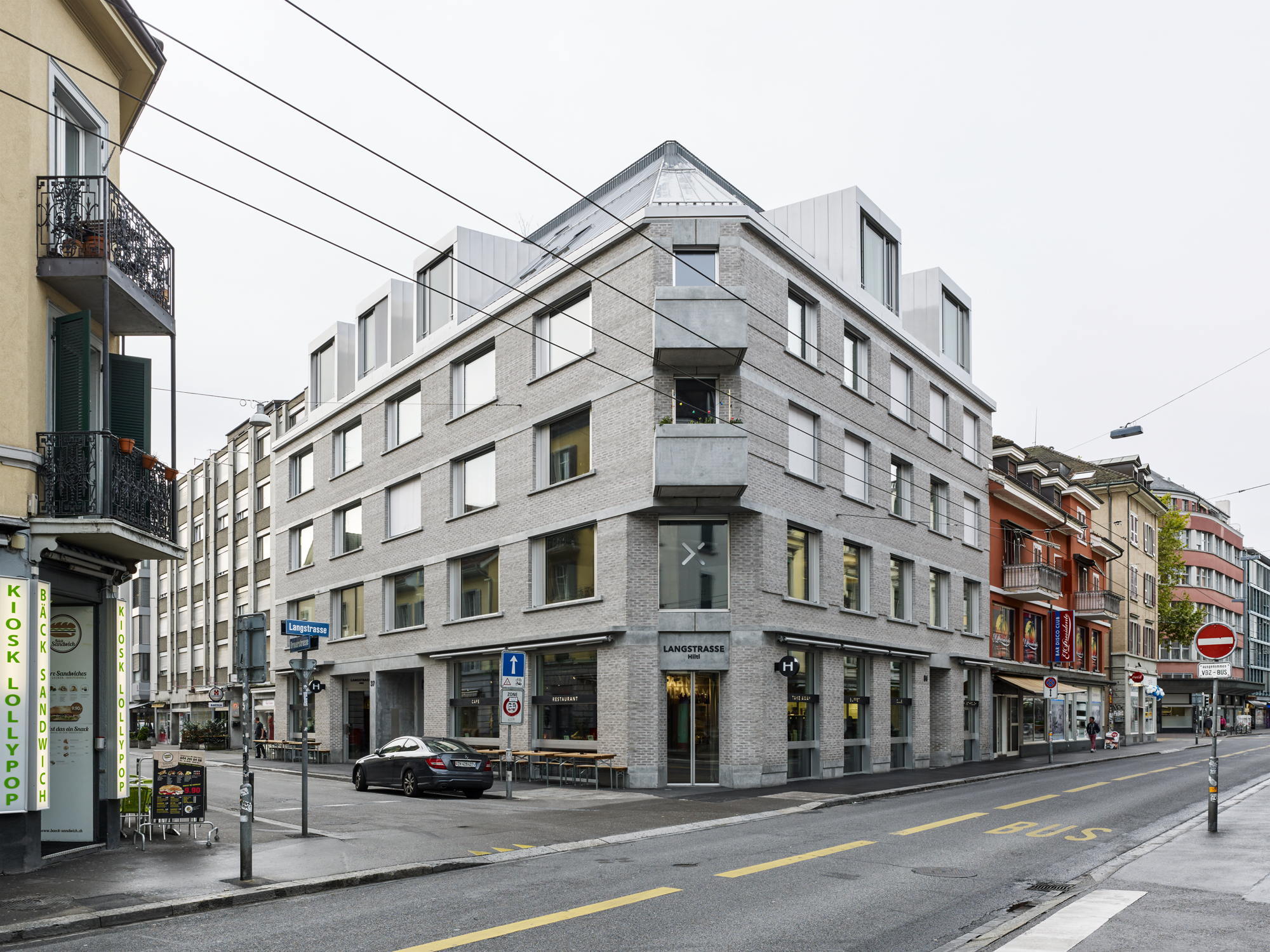 Wohn- und Geschäftshaus in Zürich von Penzel Valier / Robuster Neuling im  Langstraßenquartier - Architektur und Architekten - News / Meldungen /  Nachrichten 