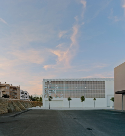 MCEA, Manuel Costoya, Puig den Valls, Ibiza, Sporthalle, Sportzentrum, perforiertes Mauerwerk, Oberflchen