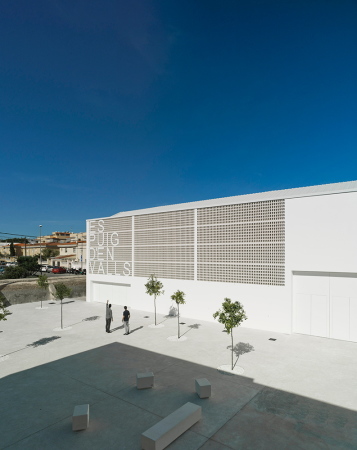 MCEA, Manuel Costoya, Puig den Valls, Ibiza, Sporthalle, Sportzentrum, perforiertes Mauerwerk, Oberflchen