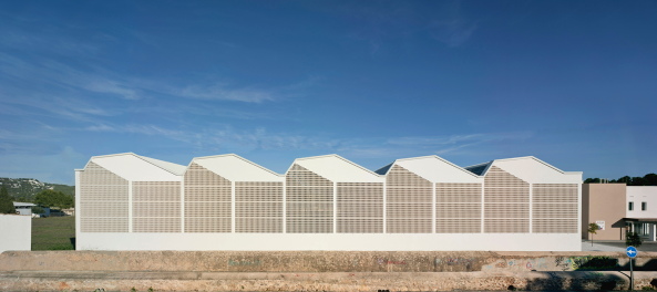 MCEA, Manuel Costoya, Puig den Valls, Ibiza, Sporthalle, Sportzentrum, perforiertes Mauerwerk, Oberflchen