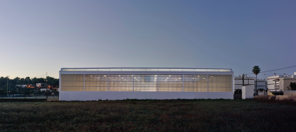 MCEA, Manuel Costoya, Puig den Valls, Ibiza, Sporthalle, Sportzentrum, perforiertes Mauerwerk, Oberflchen