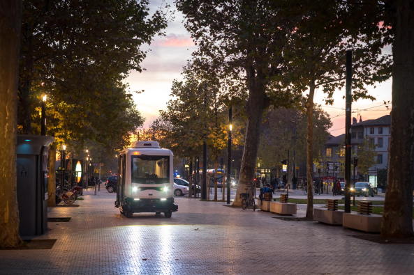 Das französische Unternehme EasyMile entwickelt unter anderem elektrische fahrerlose Shuttles. Hier fährt eines in Toulouse.