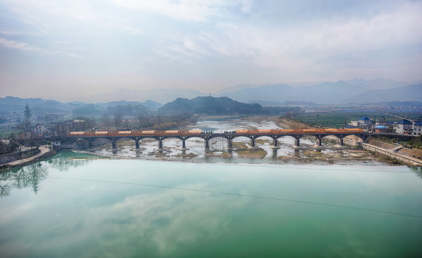 Rural Moves: Shimen Brcke, die Brcke verbindet die beiden Drfer Shimen und Shimenyu ber den Songyin-Fluss.