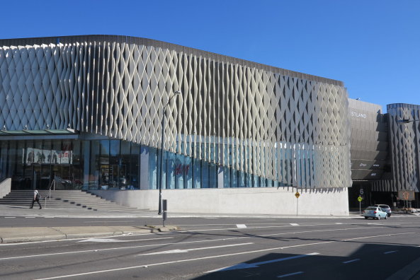 Das Eastland-Center: unten Shopping, oben Parkhaus