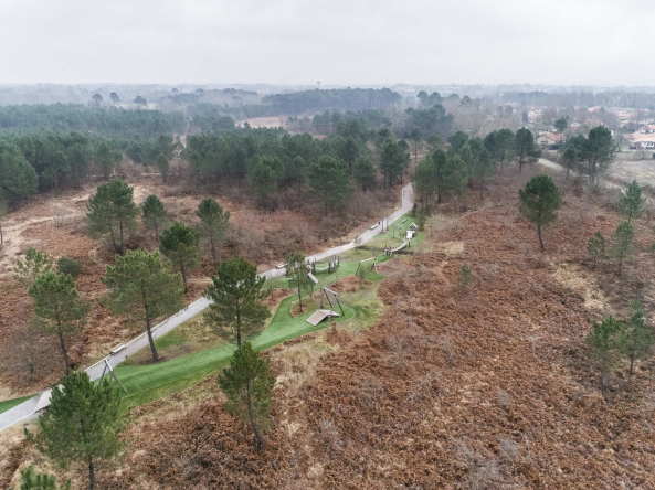 OLGGA Architekten, Atelier CAMBIUM, Saint-Paul-ls-dax, Frankreich, Sportanlage, Tribne, Landschaftspark, Naturschutzgebiet, Terrassen