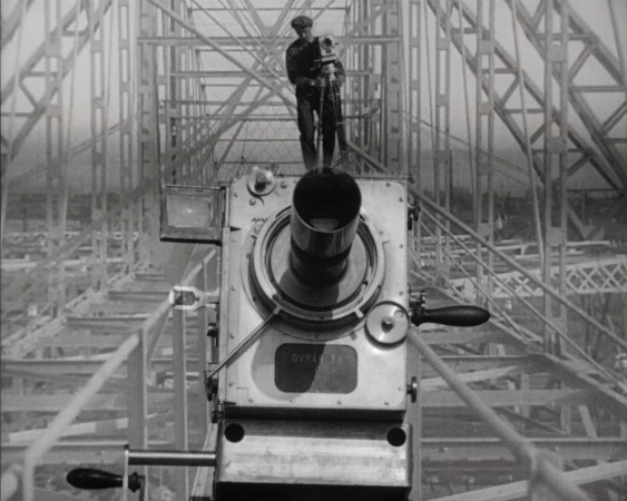Die Collage auf dem Backvover zeigt Motive aus Dziga Vertovs Klassiker Der Mann mit der Kamera (1929)