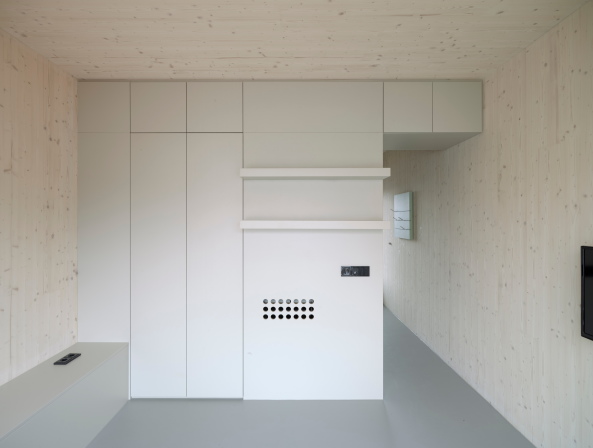 Die lose Mblierung wurde mit einem Schreiner entwickelt und ist im Mietpreis enthalten.