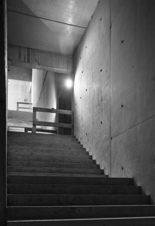 Zwei breite Treppen fhren in die beiden Ausstellungsetagen.