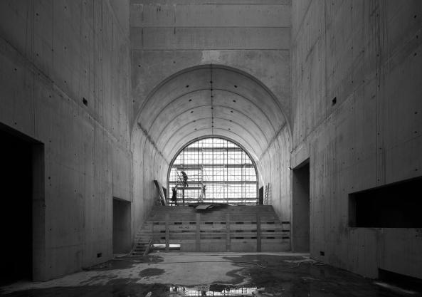 Die Bogenform des alten Portalfensters bildet sich in der Eingangshalle ab.