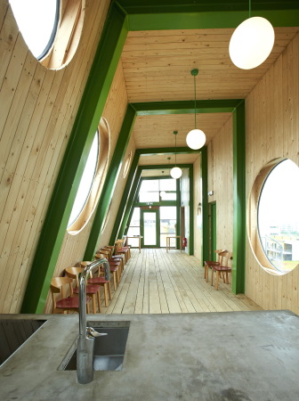 Im achten Obergeschoss befindet sich ein Gemeinschaftsbereich mit Terrasse und Kche.