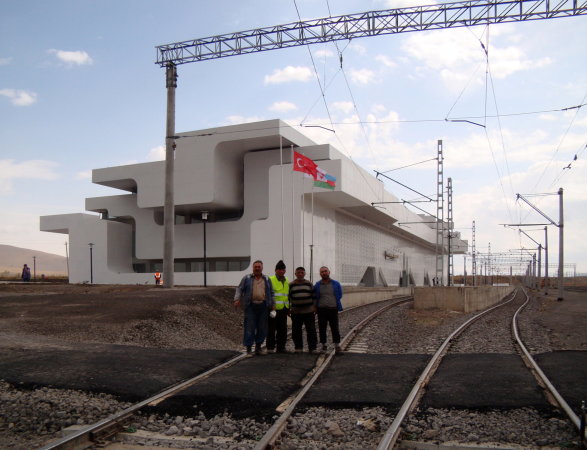 Bahnhof in Georgien von J. Mayer H.