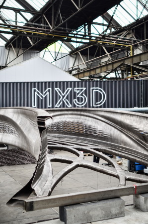 Das fertige zusammengef�gte Stahlger�st der Br�cke