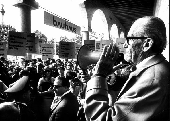 Walter Gropius richtet sich am Tag der Ausstellungserffnung 1968.an die DemonstantInnen, Courtesy: WKV Archiv, Foto: Kurt Eppler