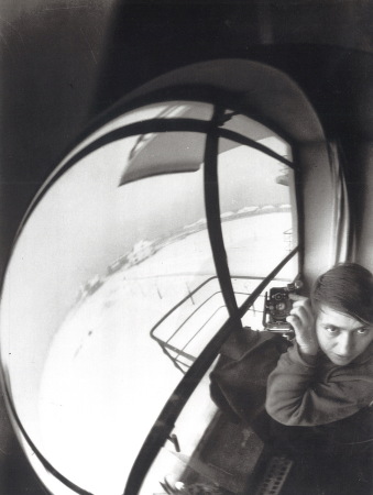 Marianne Brandt, o.T. (Selbstportrt mit Kamera), 1927-28 (1993), Courtesy: Sammlung Freese
