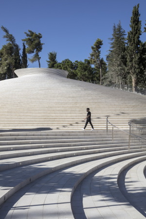 Gebaute Landschaft: Die Gedenksttte am Mount Herzl, fertiggestellt im September 2017, von Kimmel Eshkolot Architects in Zusammenarbeit mit Kalush Chechik Architects