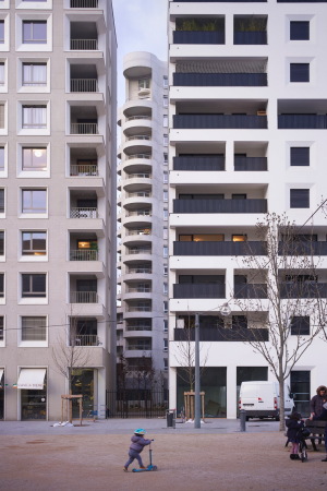 Die Wohnbauten B7 (links, Tatiana Bilbao), B5 (mittig, Herzog + de Meuron) und B8 (rechts, Tatiana Bilbao).